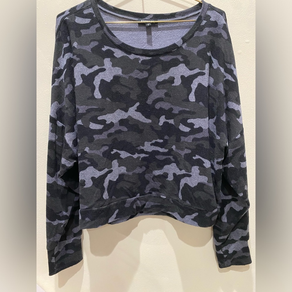 Express woman’s long sleeve top